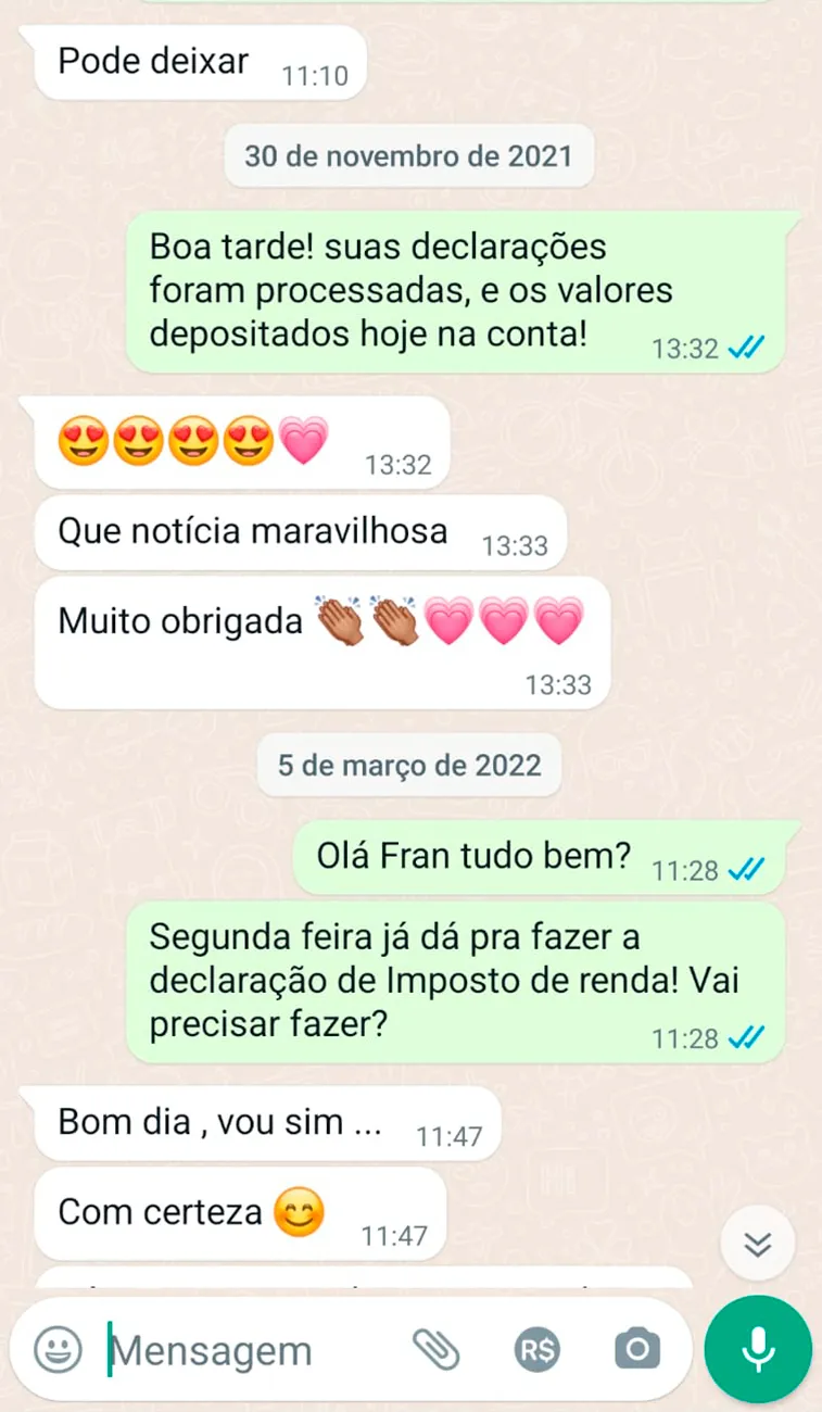 Conversa de WhatsApp em que uma cliente comemora que a declaração foi processada e a restituição caiu na conta.